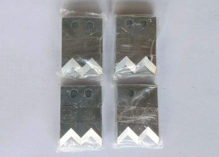 hvitt stålblad, tungstenstålblad, flat rilleblad, for stripemaskin, tungstenstålblad, høyhastighets stålblad, enkelttrådet tungstenstålblad, et dobbelttrådet tungstenstålblad, et par terminalblader, 3F luftavskallingsmaskinblad, ett stykke enkelttråds høyhastighetsstålblad, ett stykke dobbelttrådet høyhastighets stålblad, 2000# formblad, Koaksial maskinblad, hvitt stålblad